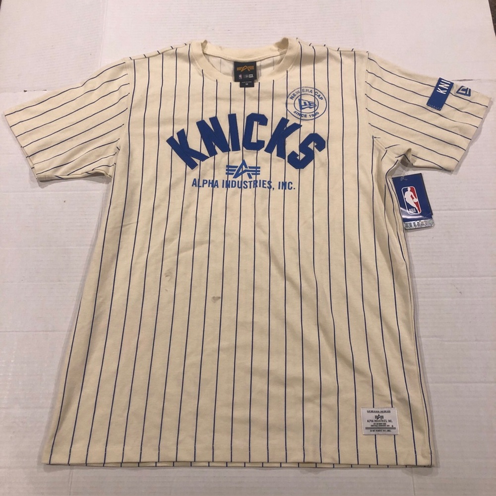 New Era Mens Size Medium NBA New York Knicks T-shirt IMPERFECTIONS READ DESC.